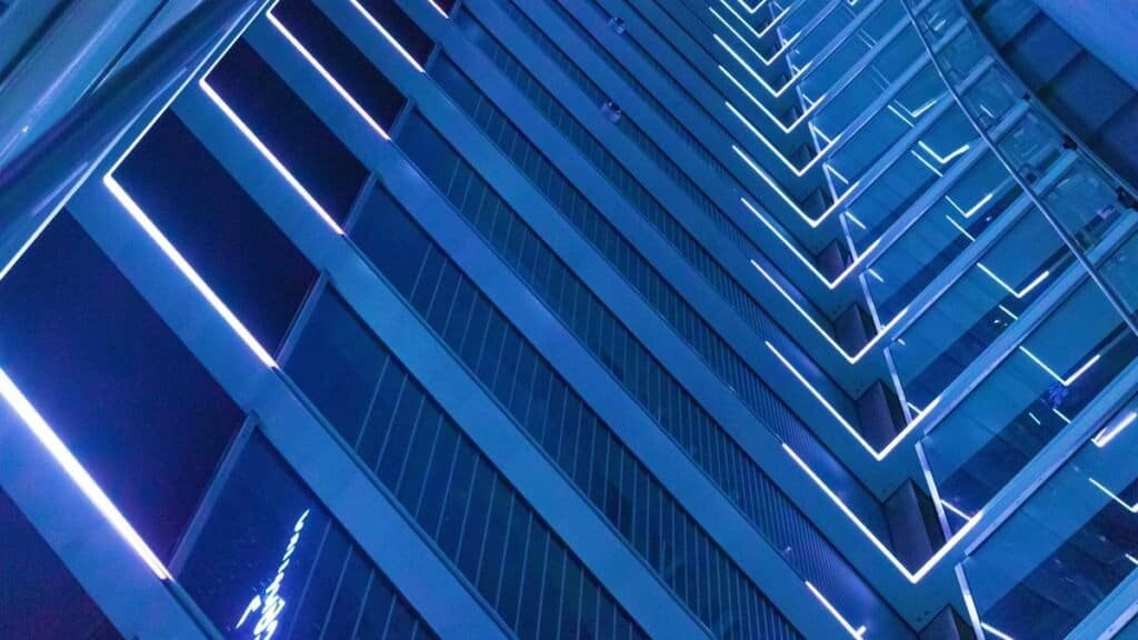 Zeitgenössischer Glasturm, beleuchtet mit blauen LED-Lichtern.