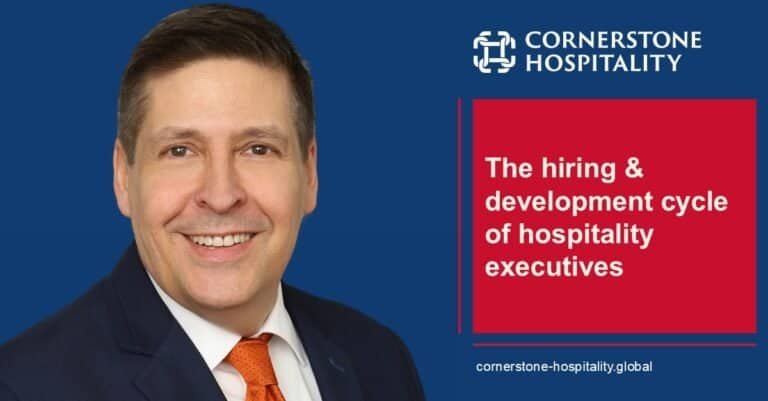 Professionelles Porträt eines lächelnden Führungskräfte für die Einstellung und Entwicklung in der Hotellerie.